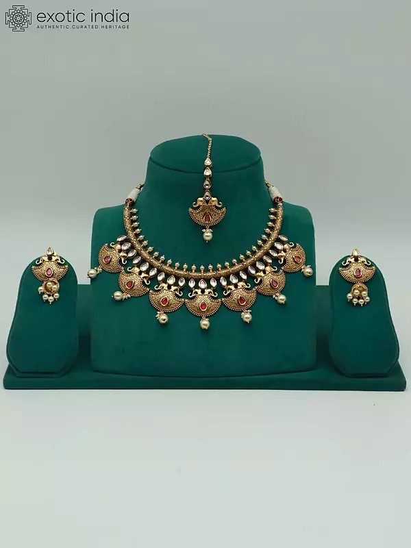Heritage Kundan Studded Necklace Set With Attractive Mangtika And Earrings