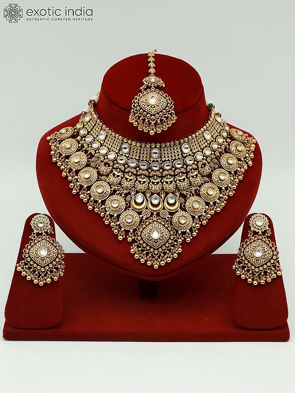 Embellished Carving Necklace Set With Attractive Mangtika And Earrings