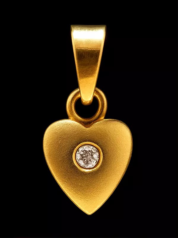 Finely Crafted Valentine Pendant with Diamond