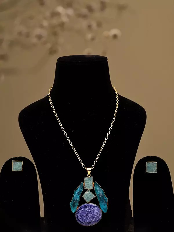 Stone Studded Pendant Necklace Set with Stud Earrings