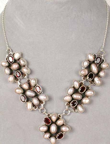 Pearl Necklace with Garnet