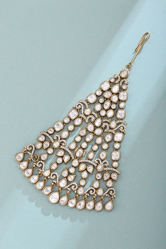 Elegant Kundan Side Tikka with Teardrop Stone Embellishments