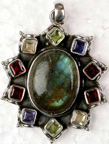 Labradorite in Combination with Faceted Gemstones