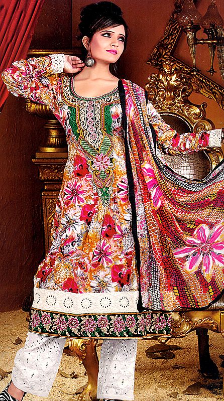 Multi-Color Digital Printed Parallel Suit with Embroidery on Neck and Floral Patch Border