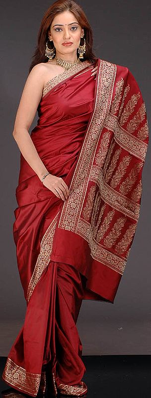 Plain Crimson Sari with Arabesque Pallau