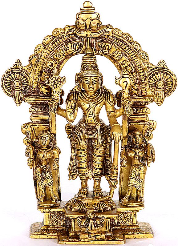 Four Armed Lord Vishnu with Attendants and Fine Aureole