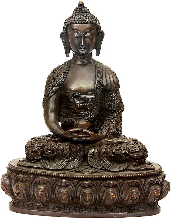 Buddha with Superbly Carved Robe