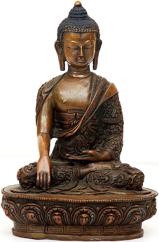 The Buddha with Finely Carved Robe